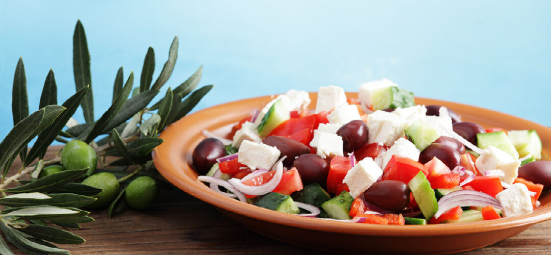 Salata grecească – mâncarea preferată de cei care aleg alimente sănătoase